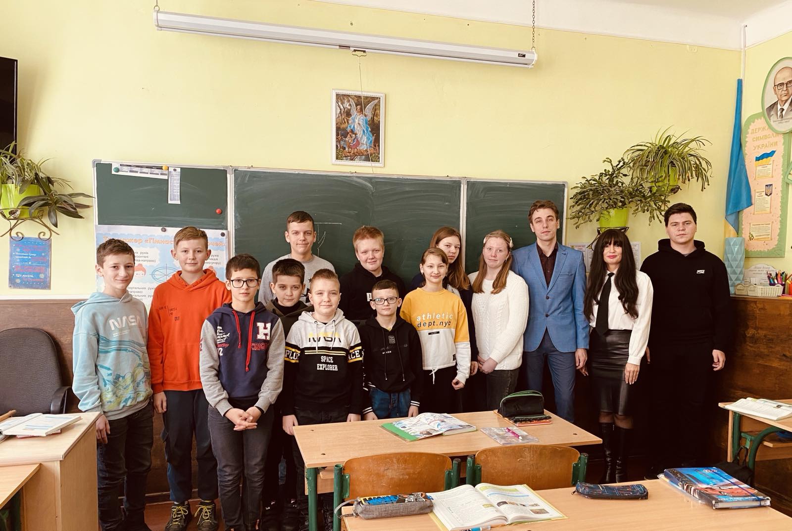 Спільне фото з учнями 6-Б класу Спільне фото з учнями 6-Б класу